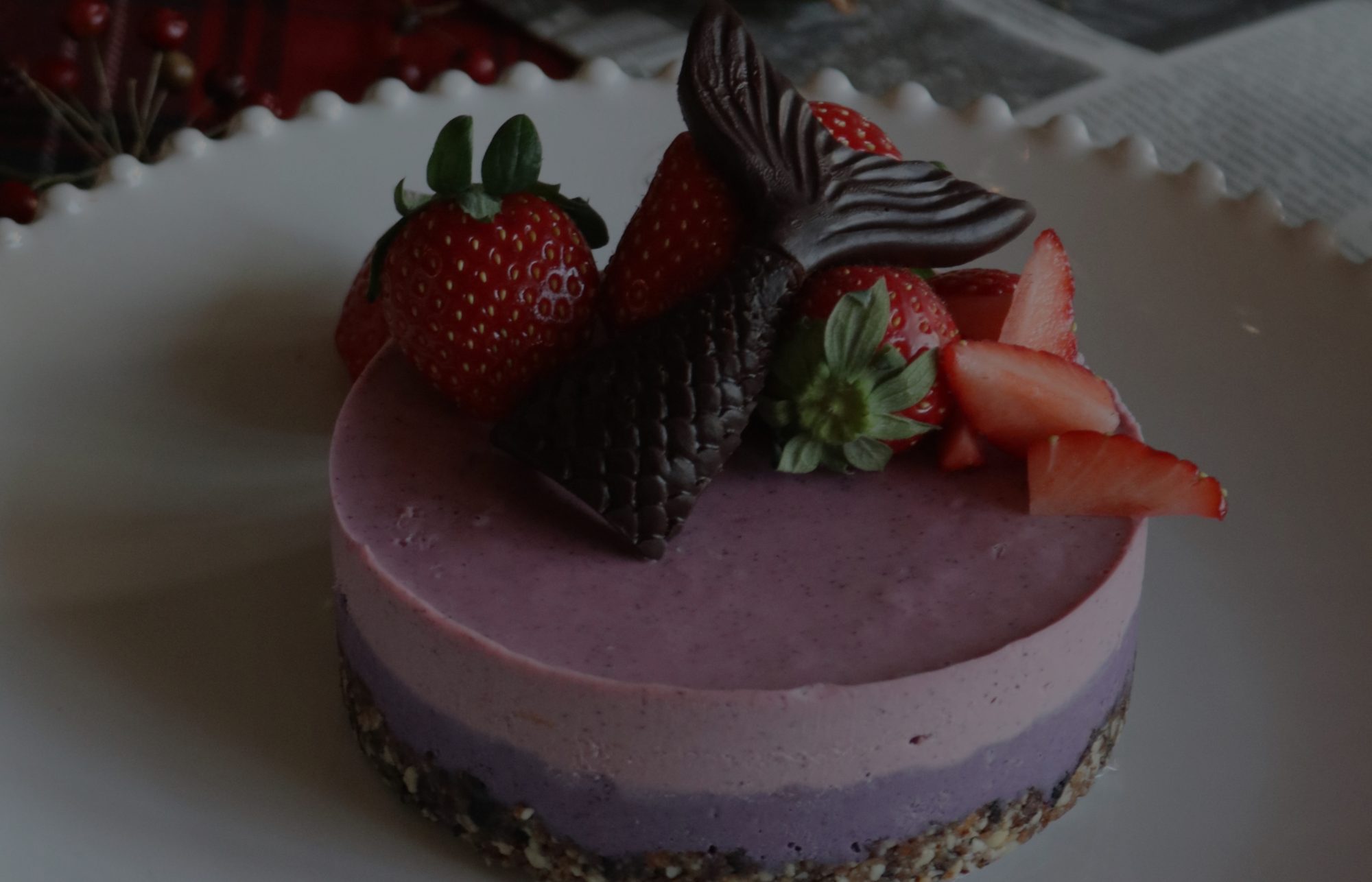 ベリーを飾ったローチョコレートケーキ