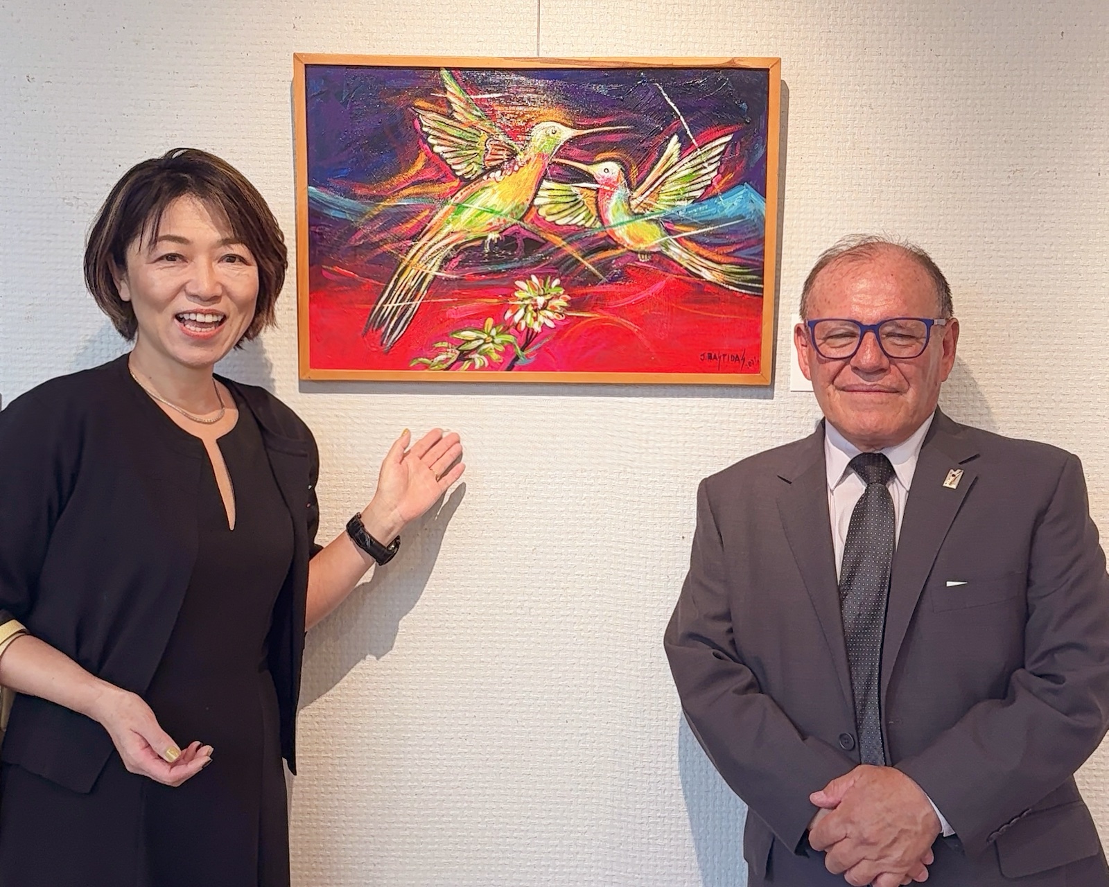 ハチドリの作品の前に立つ José Bastidas 氏と安藤千英