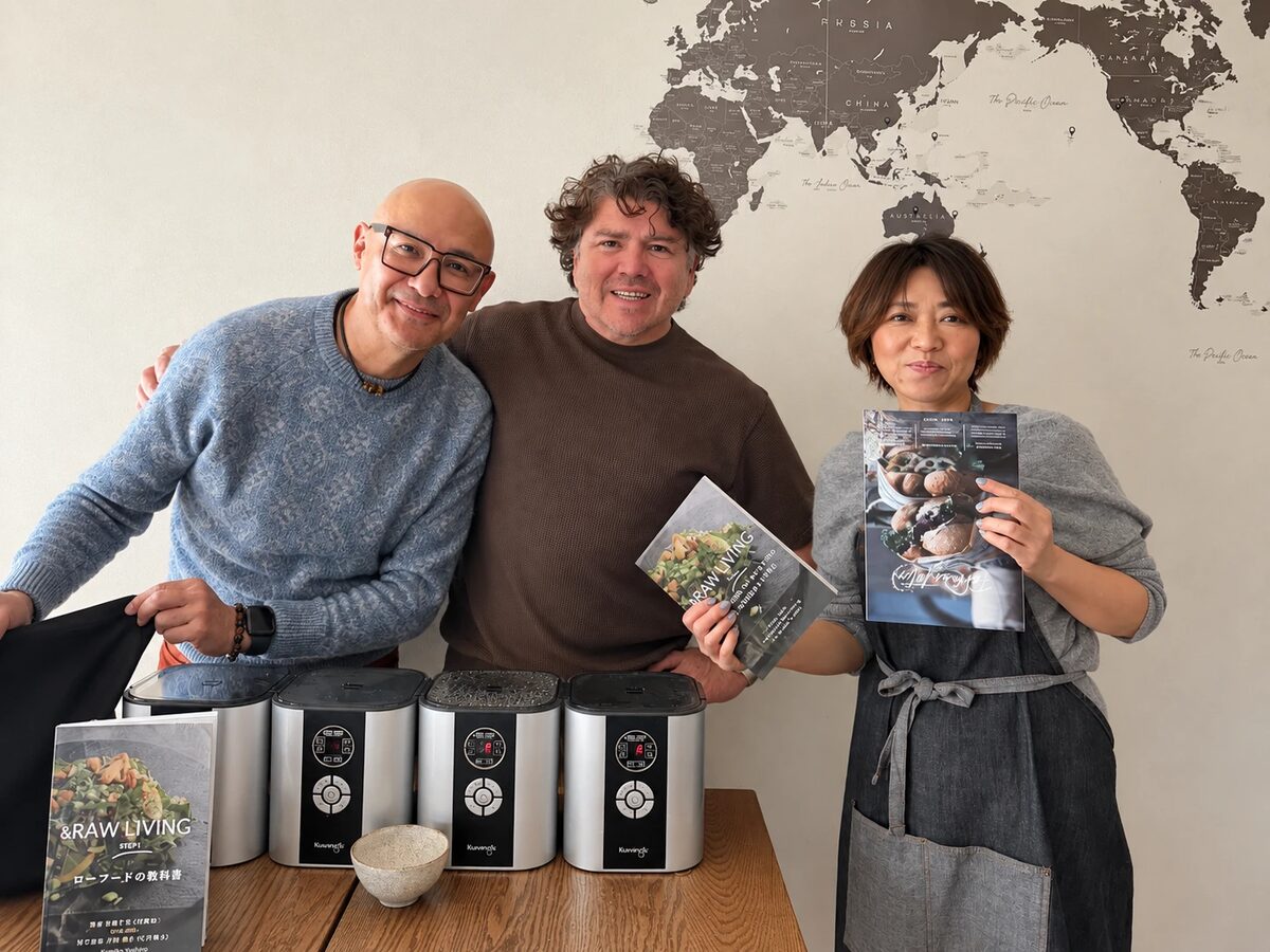 来自美国的 Oscar、来自墨西哥的客人与安藤千英,在东京神宫前的 &LAB TOKYO