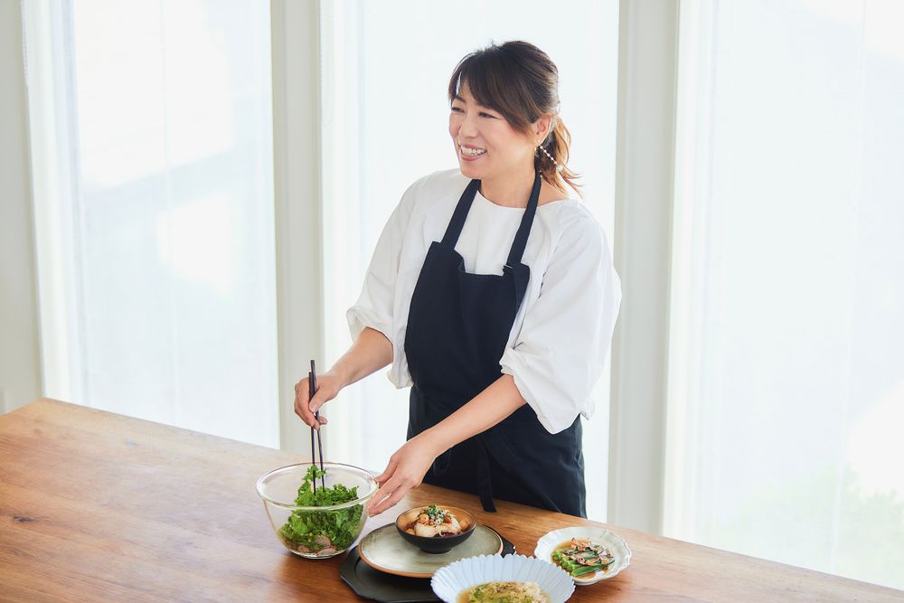 &LAB TOKYO のキッチンで料理をする安藤千英