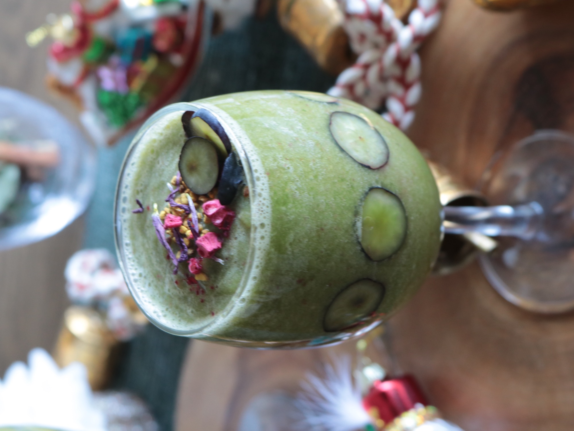 季節の野菜と果物で作ったグリーンスムージー