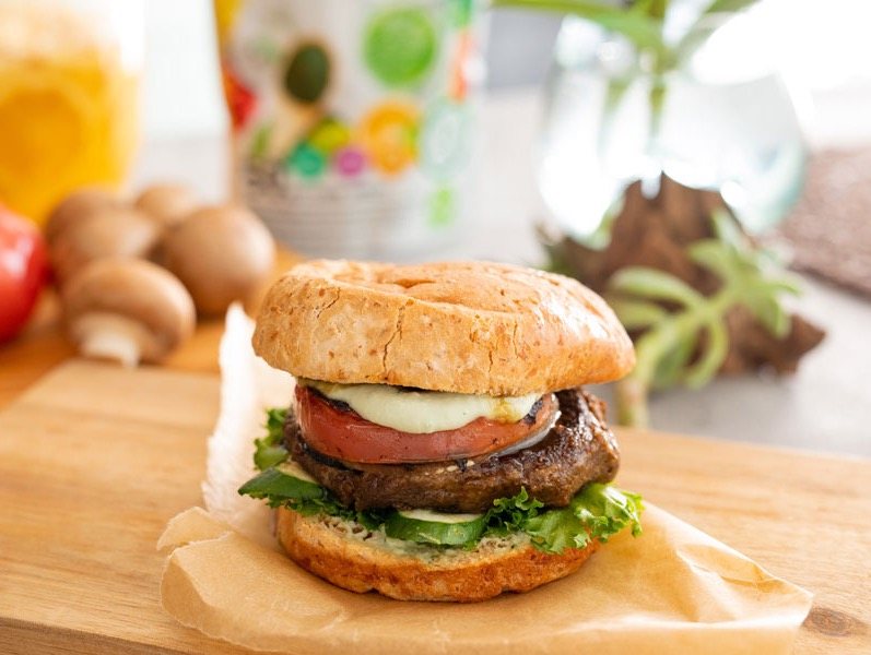 野菜をはさんだバーガー