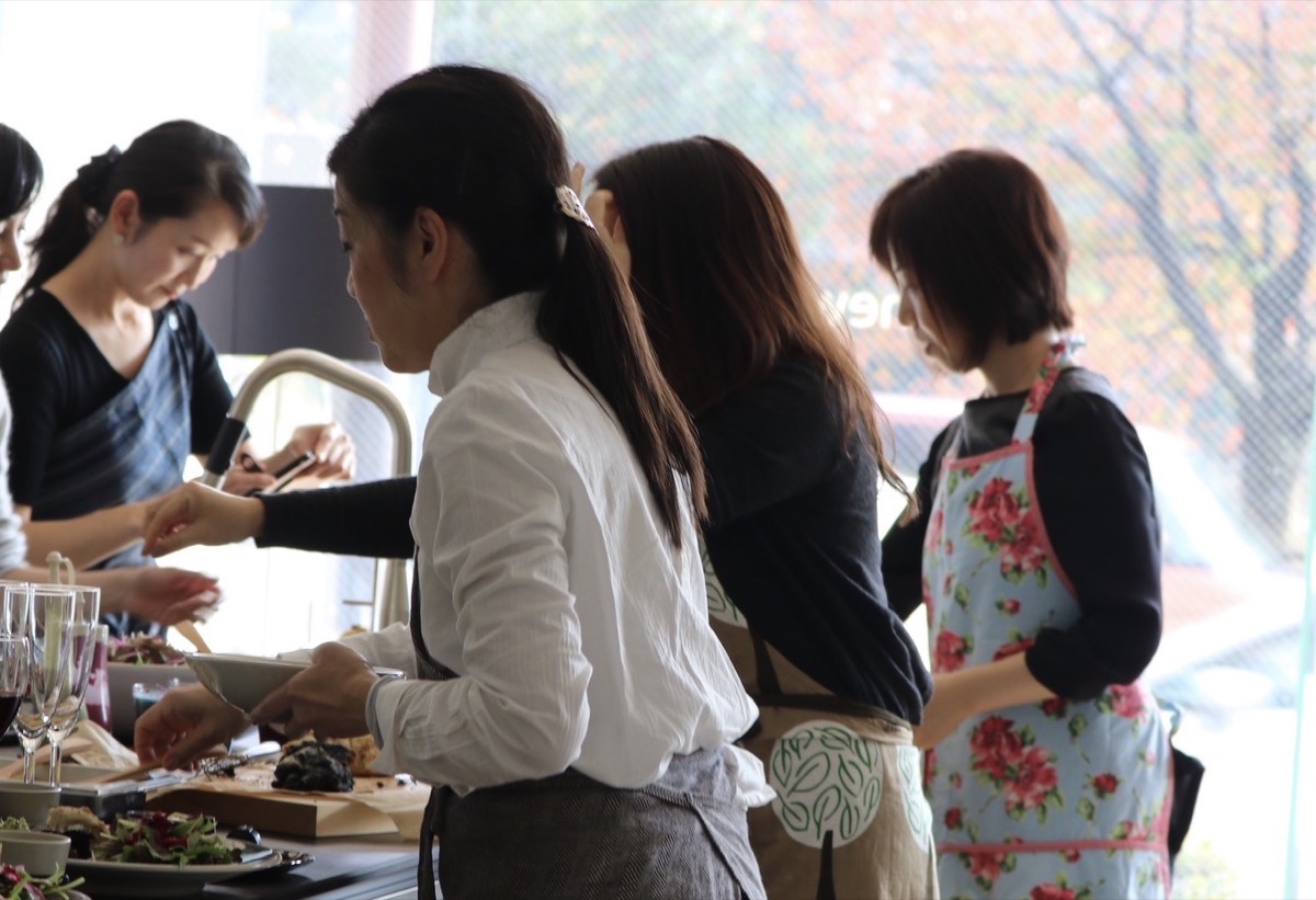 在 &LAB TOKYO 的课堂上完成料理的学员